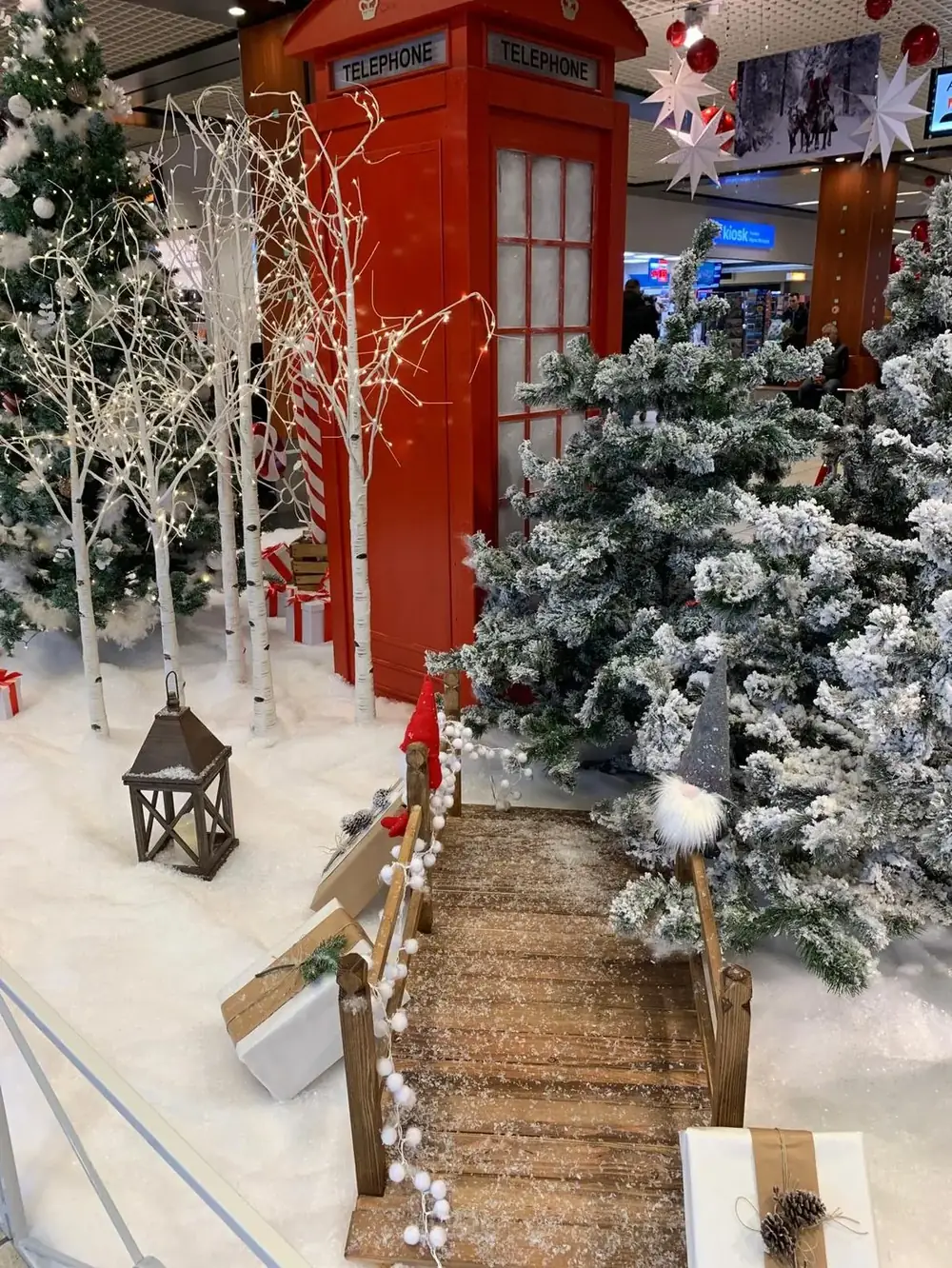 Cabine téléphonique rouge et décor de Noël enneigé — Métropole Yverdon, Déco Prod