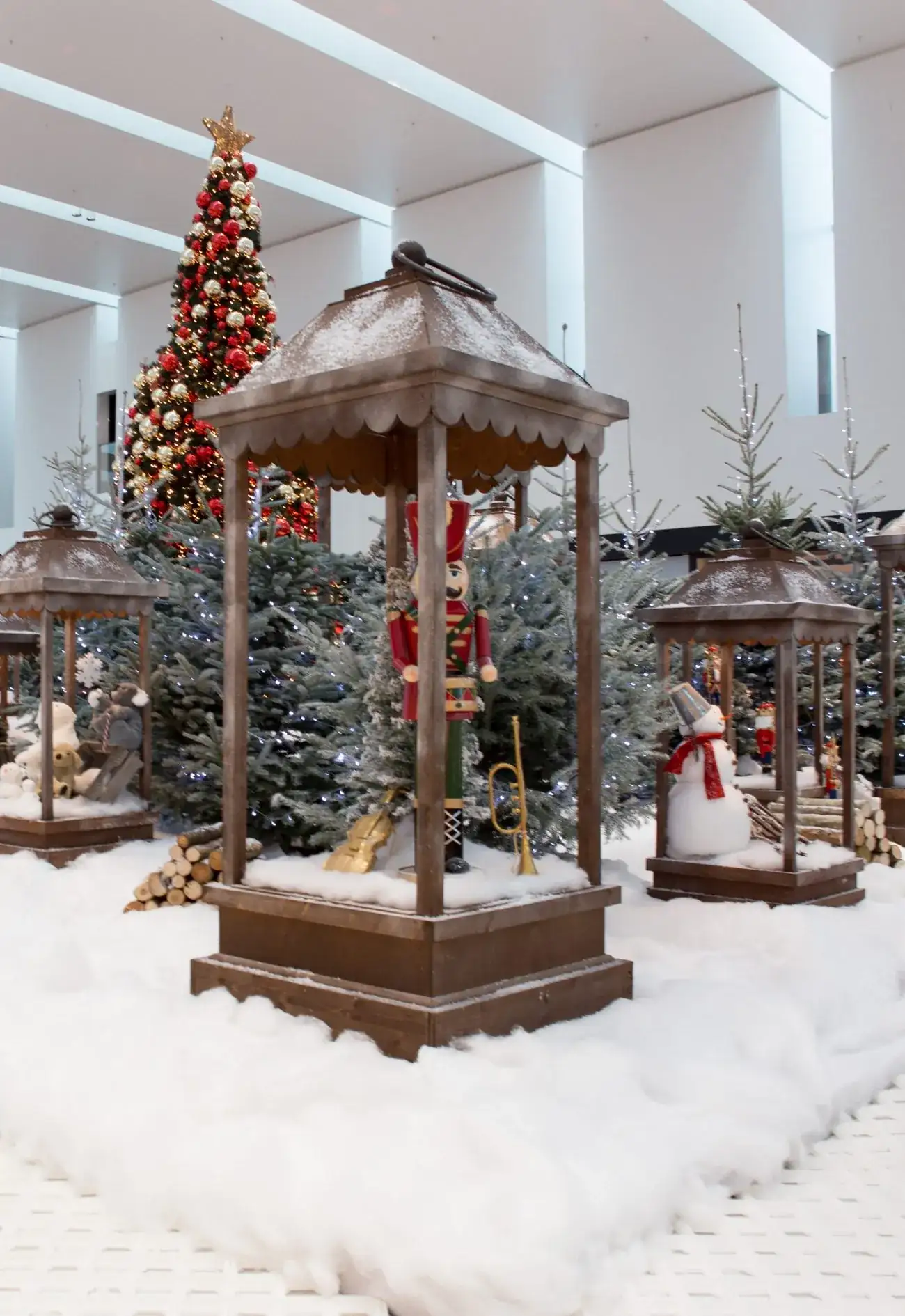 Lanternes géantes et personnages de Noël dans la neige — décor Marin Centre, Déco Prod