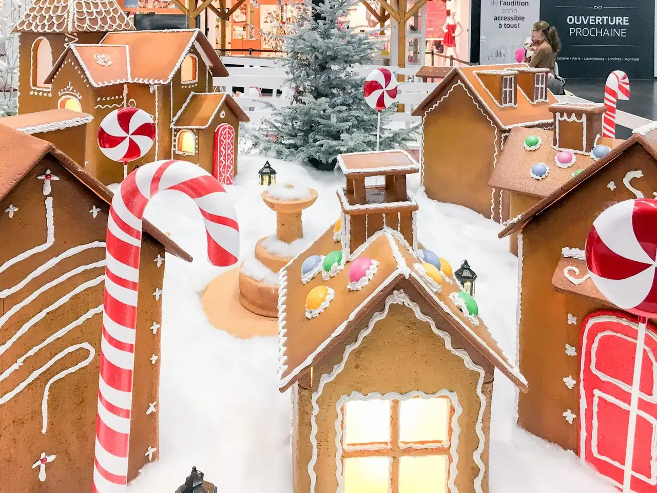 Village de Noël enneigé avec maisons en pain d'épices et cannes en sucre